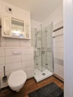 Komfortables und modernes Badezimmer