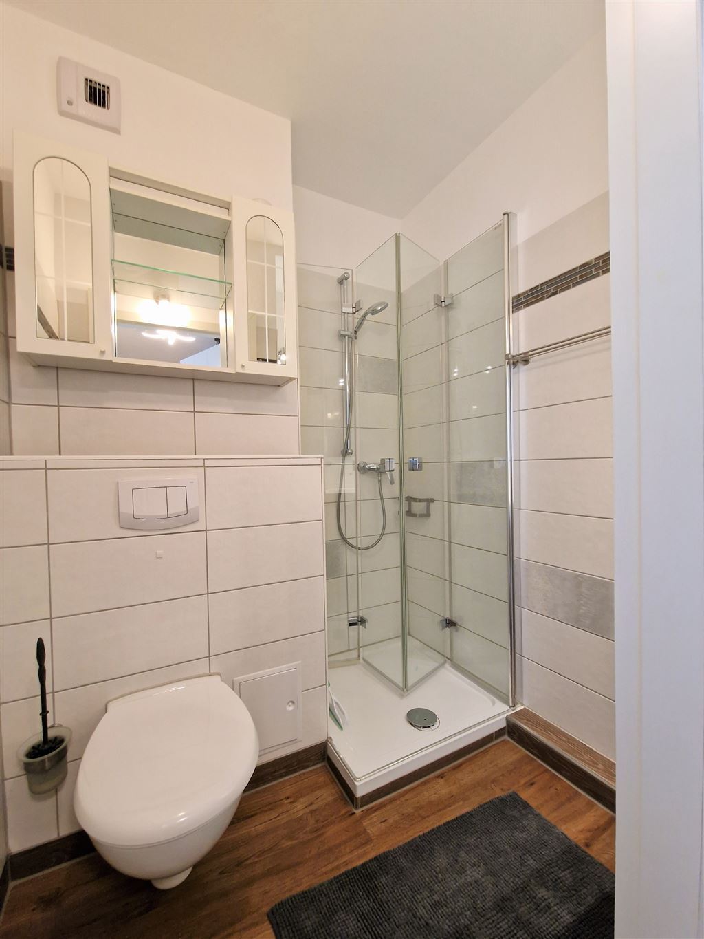 Komfortables und modernes Badezimmer